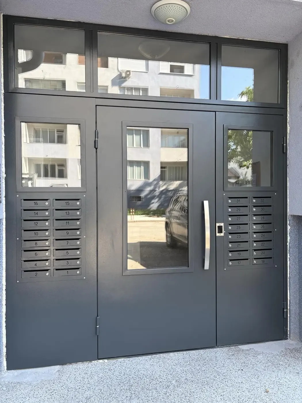 Входна врата в антрацит с горен трансперант и вградени пощенски кутии